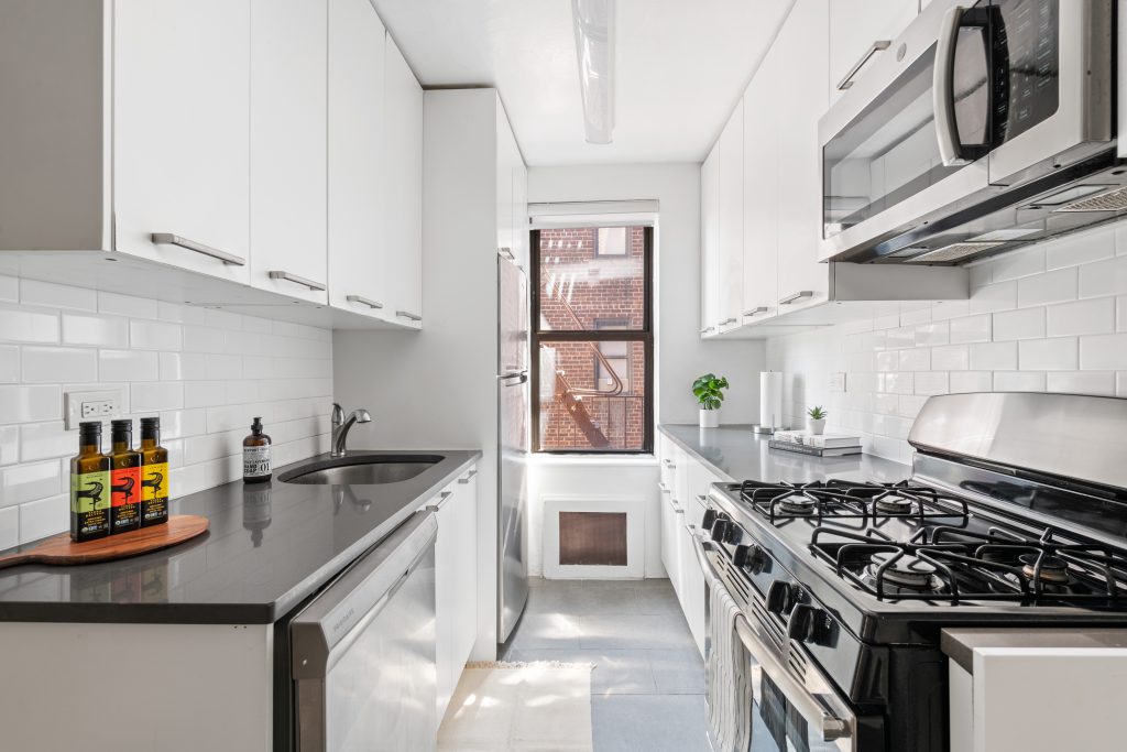 Average prices continue to trend upwards and average days on market are trending down- staying consistent with 2021 numbers. This indicates a resilient market in The Bronx while the rest of the country suffers a more significant slow-down in buyer activity.