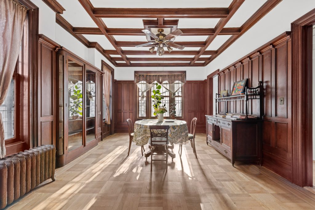 ANOTHER 2 Bedroom in New York for less than $400,000? A tough challenge in Manhattan and Brooklyn, but you can find it here in the Bronx! Check out this new 2 bedroom/1 bathroom apartment in idyllic Spuyten Duyvil, Bronx. This one comes with its own built-in surround sound system- making your living room into a movie theatre! Let's check it out: