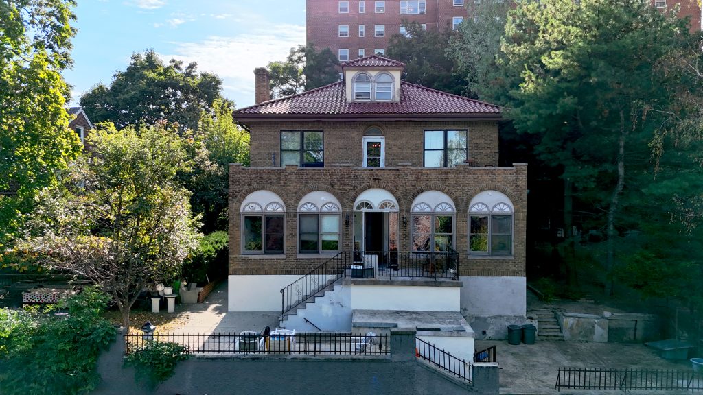 Each Friday we roundup a list of all the upcoming open houses for the weekend in Spuyten Duyvil. Which ones are you going to head to this weekend?