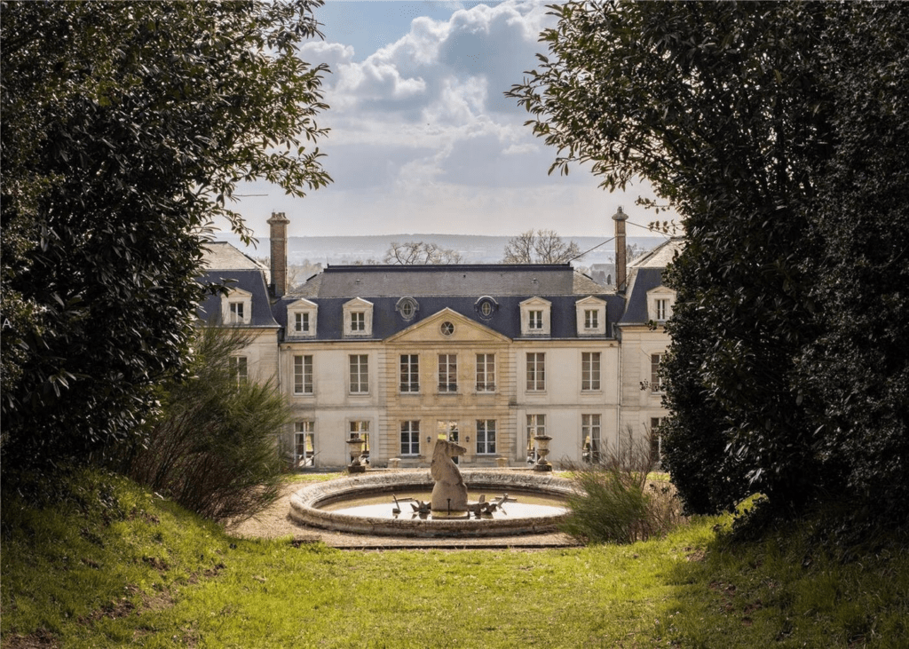 Welcome to Compass Curated, a collection of our most prestigious properties across the country, delivered straight to your inbox. Take a look at these dream homes and let us know which one's your favorite for February!